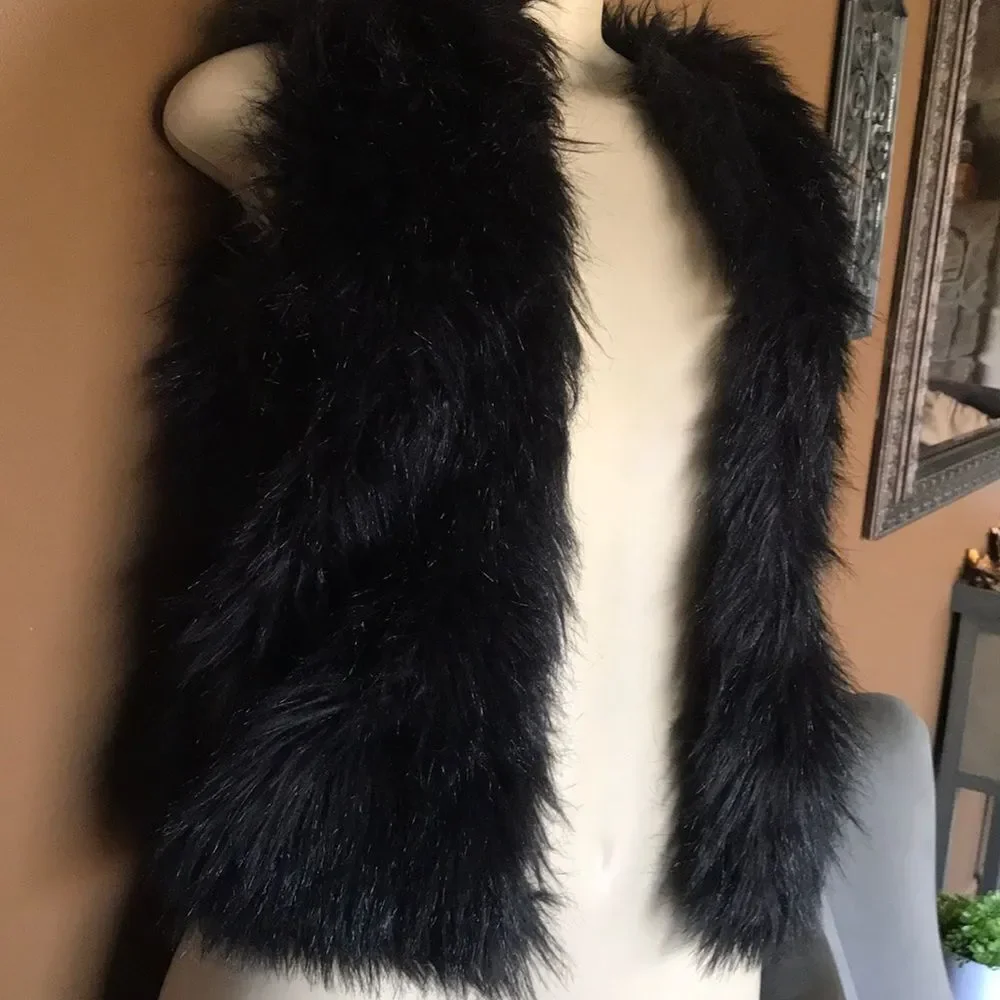 Black faux fur vest hot 🔥xxs